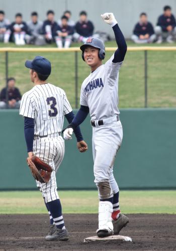 ＜東海大相模・横浜＞延長１１回２死二塁、決勝の左中間二塁打を放った横浜・藤平（右）