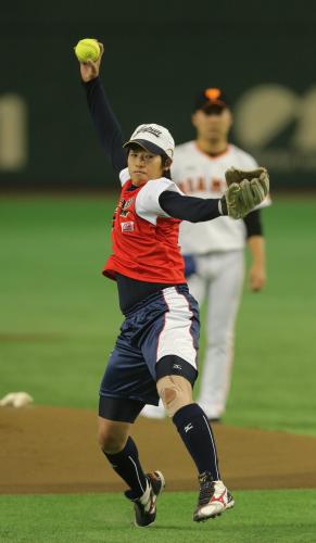 ＜巨・Ｄ＞始球式を行ったソフトボール日本代表の上野