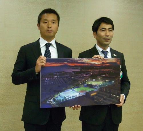 移転後のファーム施設のイメージ図を持つＤｅＮＡ・池田球団社長（左）と横須賀市の吉田市長
