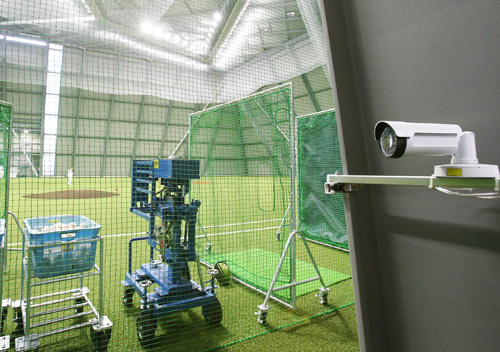 室内練習場には各所にビデオカメラが設置され、選手の動きが常時記録されている