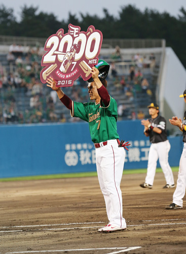 昨年７月２８日、秋田のこまちスタジアムで行われたソフトバンク戦で日本通算２０００安打を達成した楽天・松井稼