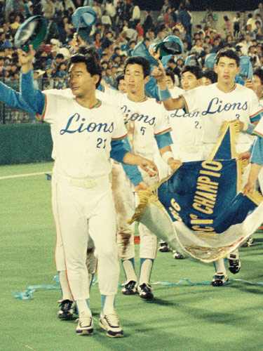８６年リーグ優勝のペナントを持って東尾氏（左）らと場内を一周する清原被告（右）