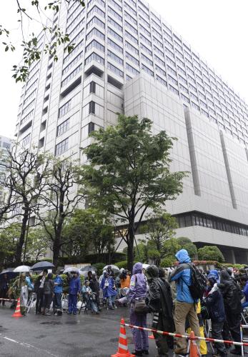 清原被告の初公判が行われた東京地裁には大勢の報道陣が集まった