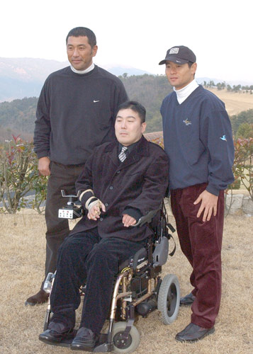 （左から）清原被告、清水哲さん、桑田真澄氏