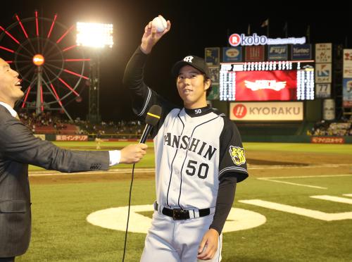 青柳はプロ初登板初勝利をあげインタビューでウイニングボールを掲げる