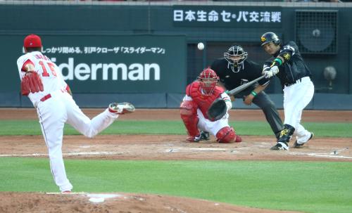 ＜広・ソ＞３回１死、松田が黒田から３者連続となる本塁打を放つ