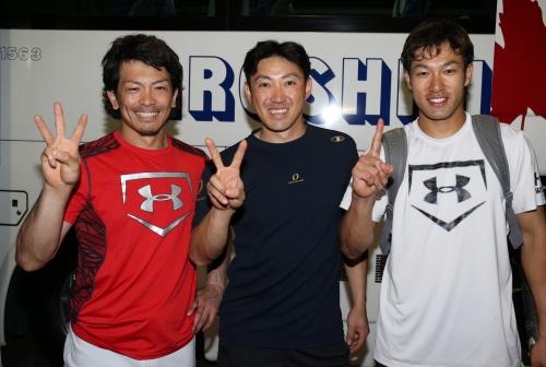 ＜広・ソ＞３者連続本塁打の（右から）柳田、内川、松田は試合後、１、２、３ポーズ