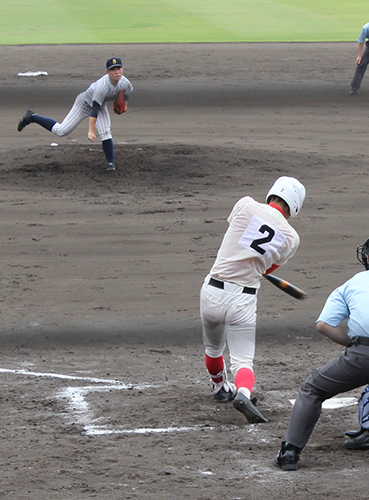 ＜智弁学園・明石商＞６回、智弁学園の岡沢は右前に適時二塁打を放つ