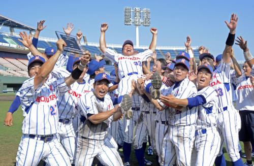 都市対抗野球大会出場を決め、岡野武志監督を胴上げするホンダ熊本の選手たち