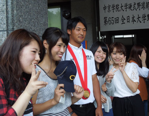 大学選手権で初出場初優勝を決めた中京学院大。瑞浪キャンパスであった凱旋報告会の後、女子学生との記念撮影に応じる吉川