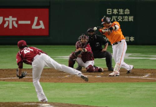 ＜巨・楽＞９回２死一、二塁、左前にサヨナラ打を放つ村田。投手・青山