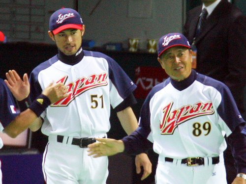 ２００６年ＷＢＣでの王日本代表監督（右）とイチロー