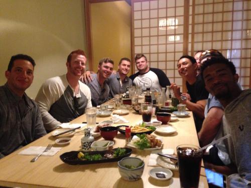 チームメートの元阪神・マートン（左から２人目）らと食事に行きポーズをとる川崎