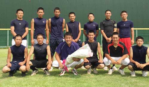 昨夏の大阪大会を最後に退任した元コーチの深瀬猛さん（前列左から３人目）と現在の１２人の部員たち