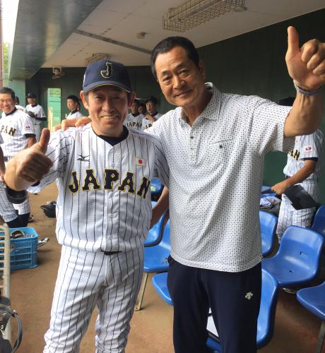 中畑氏（右）は強化試合に臨むＵ－１５日本代表の鹿取義隆監督を激励