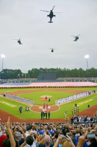 史上初めて軍事施設内で公式戦が行われた、ノースカロライナ州フォートブラッグ陸軍基地内の球場での開会セレモニー