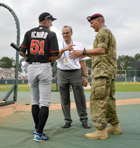 試合前、米軍兵士と話をするマーリンズのイチロー（左）。中央はＭＬＢの競技運営最高責任者で前ヤンキース監督のトーリ氏