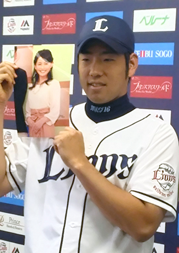 フリーアナウンサーの深津瑠美の写真を手に結婚を報告する西武・菊池