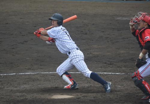 ＜東芝・大学日本代表＞５回無死一塁から左翼線二塁打を放つ佐藤