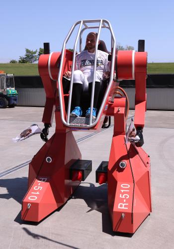 ＜日・ロ＞搭乗型ロボットを操縦するレアード