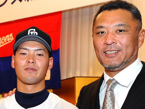 ２０１４年、新入団選手発表で笑顔の近藤弘基（左）。右は父親の近藤真市１軍投手コーチ
