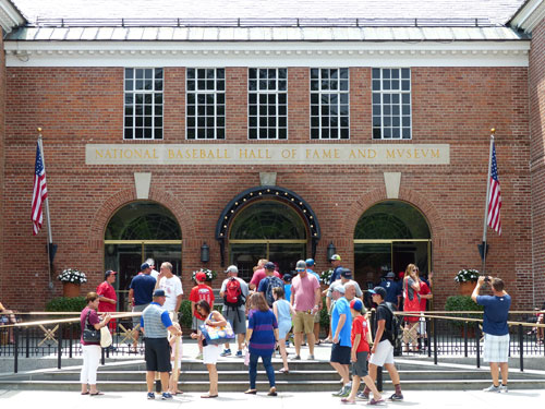 多くの客でにぎわう野球殿堂博物館の正面入り口