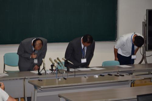 謝罪する龍谷高校の（右から）徳山誠一朗監督、原田淳野球部長、徳重清隆校長