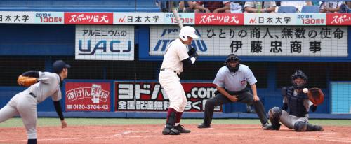 西東京準々決勝＜早実・八王子＞５回２死一塁　清宮が敬遠気味の四球で出塁