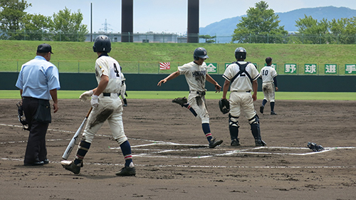 ＜福井商・北陸＞６回、中川の右中間三塁打で６点目のホームを踏んだ山内（左から３人目）