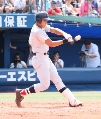 ＜横浜・横浜隼人＞７回、満塁本塁打を放つ横浜・藤平