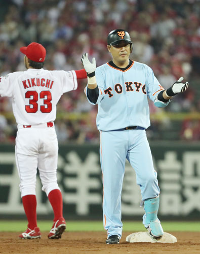 ＜広・巨＞５回１死一、二塁、村田は勝ち越しの適時打を打ち二塁ベース上で大きく手を叩く