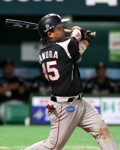 ８回２死一、二塁、右中間越え適時三塁打を放った田村
