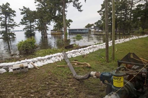 洪水を防ぐためにルイジアナ州の湖畔には土のうが置かれる　（ＡＰ）