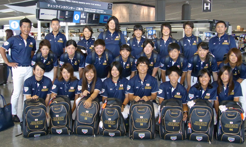 韓国入りを控え成田空港に集合した大倉監督（左端）、川端（前列左）ら侍ジャパン女子代表