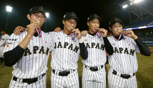 優勝を果たし、メダルを手にポーズを取る（左から）今井、寺島、藤平、高橋