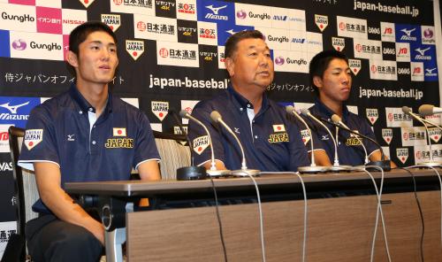 Ｕー１８日本代表帰国会見で笑顔を見せる（左から）今井、小枝監督、小池