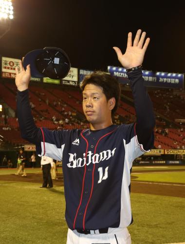 ＜楽・西＞完投勝利の多和田はファンの声援に手を上げて応える