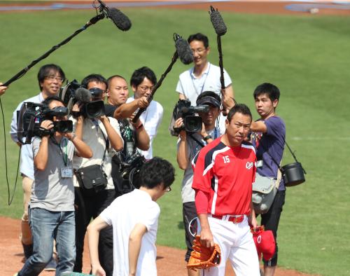 東京へ移動する前、マツダスタジアムで調整した黒田はテレビカメラに囲まれてグラウンド入り