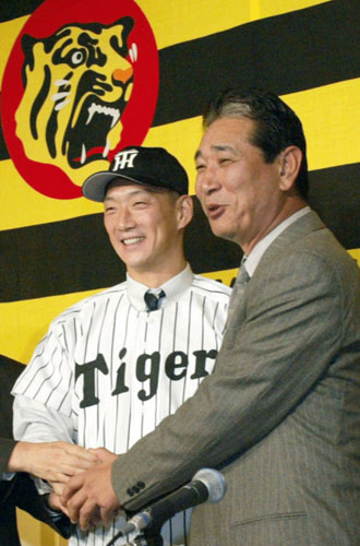 ０２年１１月２２日、阪神にＦＡ入団し、当時の星野監督（右）と握手する金本