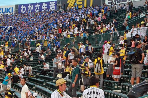＜神・Ｄ＞盛り上がるＤｅＮＡファン（左上）とは対照的に、足早に引き揚げる阪神ファン