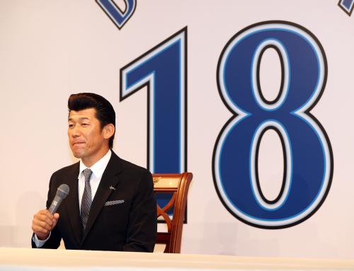 「横浜ナンバー」に決まった１８のボードを背に引退会見をするＤｅＮＡ・三浦