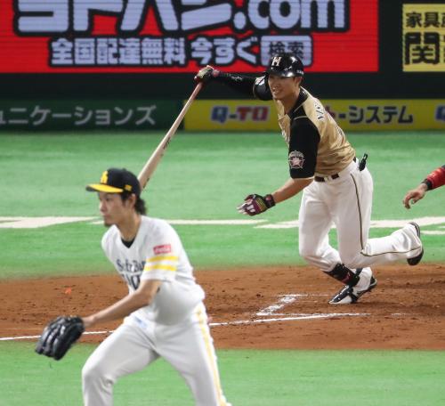 ＜ソ・日＞２回２死満塁、右前２点適時打を放つ西川。投手・武田