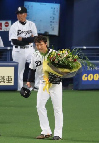 ＜中・神＞７回２死一塁、岩田はラスト登板を終え花束を受け取る