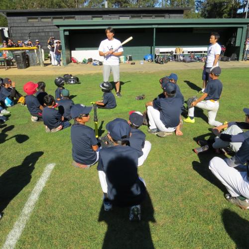 野球教室で、少年少女に打撃を指導する松井氏