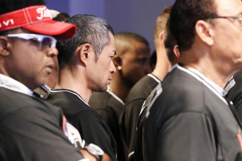 マーリンズのフェルナンデス投手が事故死し、記者会見場で沈痛な表情のイチロー（中央）