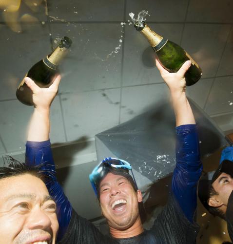 地区優勝を決め、シャンパンを両手に喜ぶドジャース・前田