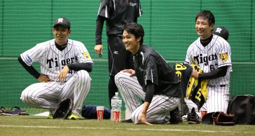練習中、山本（左）、岩崎（右）と笑顔を見せる藤浪