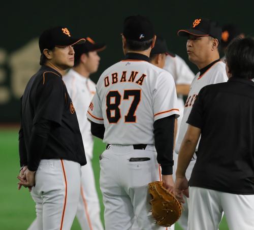 巨人の村田真ヘッドコーチ（右）、尾花投手コーチ（中）と高橋監督　