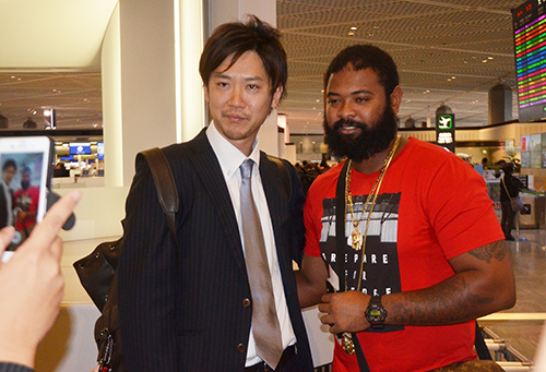 成田空港で田原通訳（左）と写真を撮るナバーロ