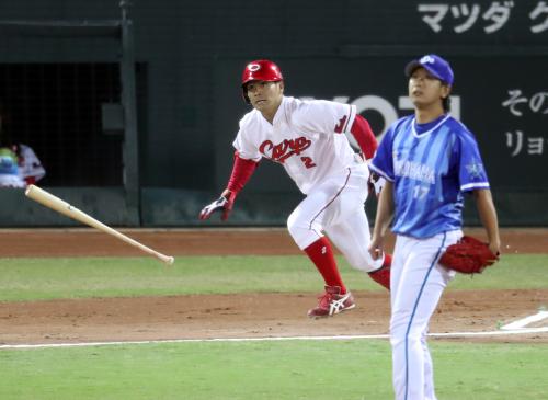 ＜広・Ｄ＞１回裏無死、田中は右中間二塁打を放つ。投手三嶋